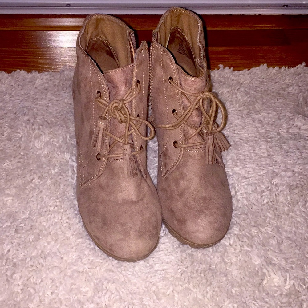 Beige taupe tan ankle booties MIA suede size 9.5